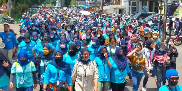Ribuan Buruh Pabrik di Sukabumi Keluar untuk Ikut Aksi soal Upah
