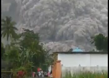 Gunung Semeru Erupsi