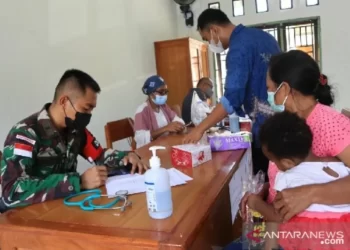Satgas TNI-FK Uncen Berikan Layanan Kesehatan Warga Perbatasan RI-PNG