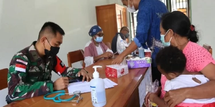 Satgas TNI-FK Uncen Berikan Layanan Kesehatan Warga Perbatasan RI-PNG