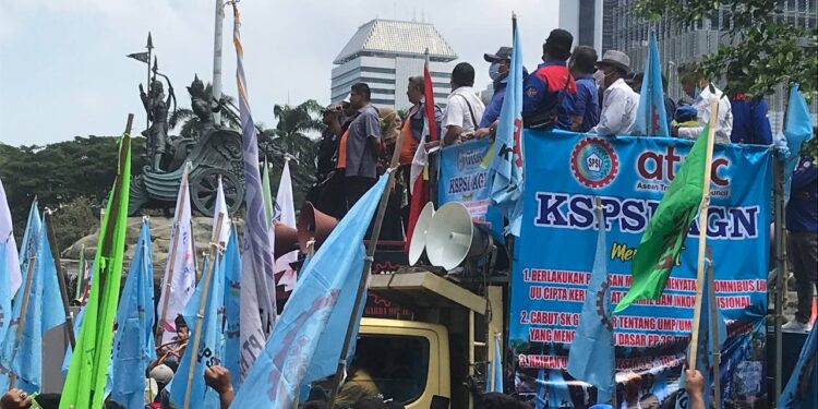 Presiden Buruh Hadir di Tengah Ribuan Massa Aksi: Memastikan Hak-hak Kita