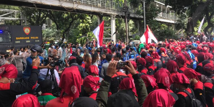 Ribuan Massa Buruh dari Berbagai Elemen Minta Diperbolehkan Aksi di MK