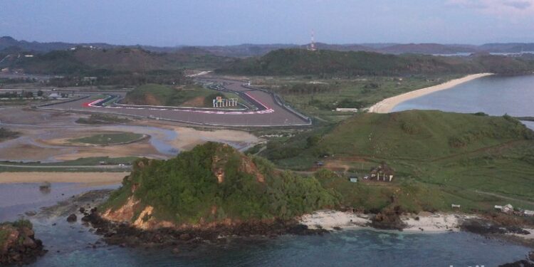 Wisata Pantai KEK Mandalika Mulai Ramai Pengunjung saat Libur Natal
