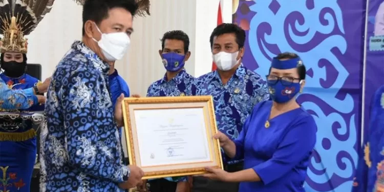 Pelestari Kesenian Dongkai Raih Penghargaan Kemendikbudristek