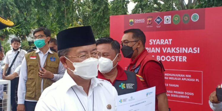 Bupati Cianjur Herman Menjadi Orang Pertama Penerima Vaksin Booster