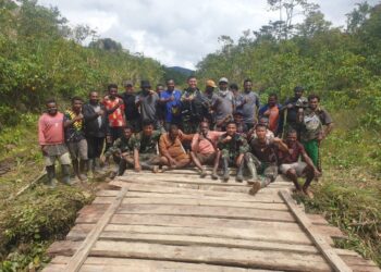 Satgas Kodim Pegunungan Bintang Yonif PR 431/SSP Bersama Warga Perbaiki Jembatan Distrik Oksibil