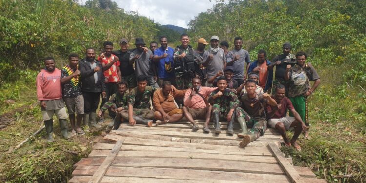 Satgas Kodim Pegunungan Bintang Yonif PR 431/SSP Bersama Warga Perbaiki Jembatan Distrik Oksibil