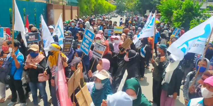 Buruh dari SPN DKI Jakarta Aksi Solidaritas di Apartemen Pesona Bahari