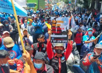 Ratusan Buruh Aksi di Depan Gedung DPRD Bandung Barat, Menyoal Permenaker 2/2022