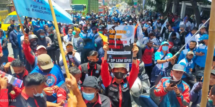 Ratusan Buruh Aksi di Depan Gedung DPRD Bandung Barat, Menyoal Permenaker 2/2022