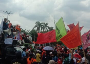 IWD 2022: Ratusan Massa dari Berbagai Elemen Buruh dan Pemuda Aksi di DPR