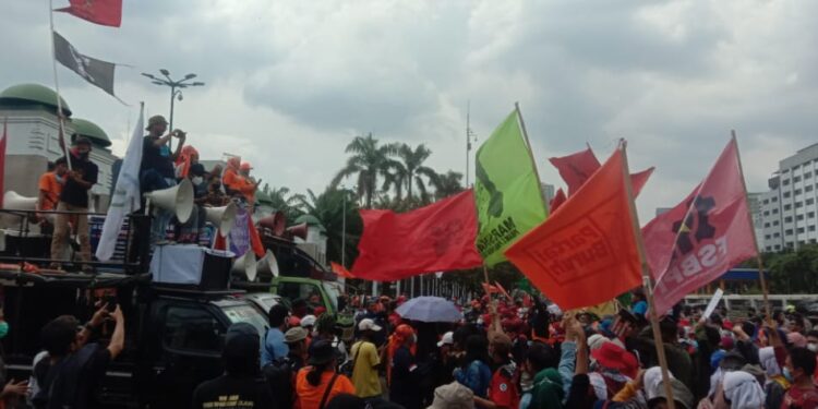 IWD 2022: Ratusan Massa dari Berbagai Elemen Buruh dan Pemuda Aksi di DPR