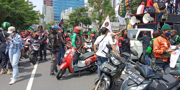 Unjuk Rasa Ratusan Driver Online di Surabaya, Ini Tuntutannya