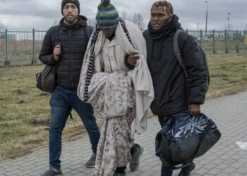 Orang Afrika Dihalang-halangi untuk Melarikan Diri akibat Perang di Bandara Ukraina