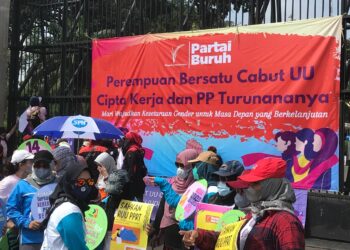 IWD 2022: Ratusan Massa dari Berbagai Elemen Buruh dan Pemuda Aksi di DPR