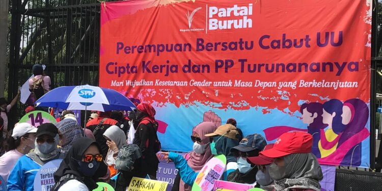 IWD 2022: Ratusan Massa dari Berbagai Elemen Buruh dan Pemuda Aksi di DPR