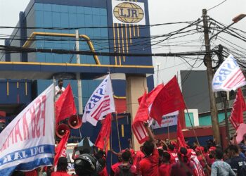 Puluhan Massa Buruh NIKEUBA Aksi di Depan Perusahaan LJR, Menyoal Upah