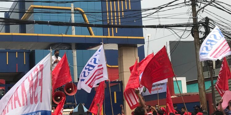 Puluhan Massa Buruh NIKEUBA Aksi di Depan Perusahaan LJR, Menyoal Upah