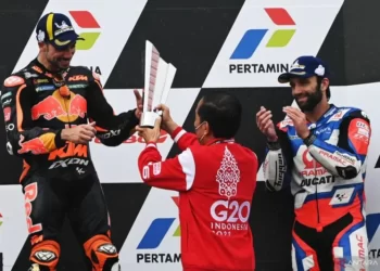 Oliveira Terima Trofi Juara GP Indonesia dari Tangan Presiden Jokowi