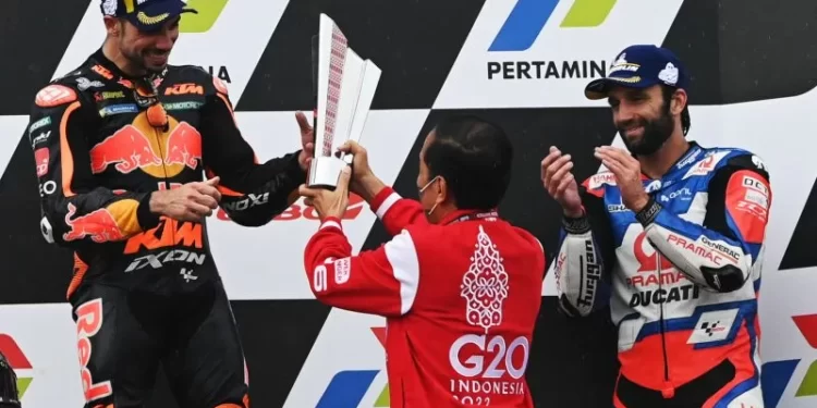 Oliveira Terima Trofi Juara GP Indonesia dari Tangan Presiden Jokowi