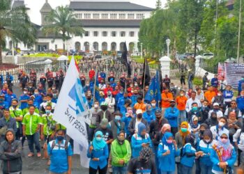 Aksi Ratusan Buruh Jabar di Depan Gedung Sate: Persiapan May Day