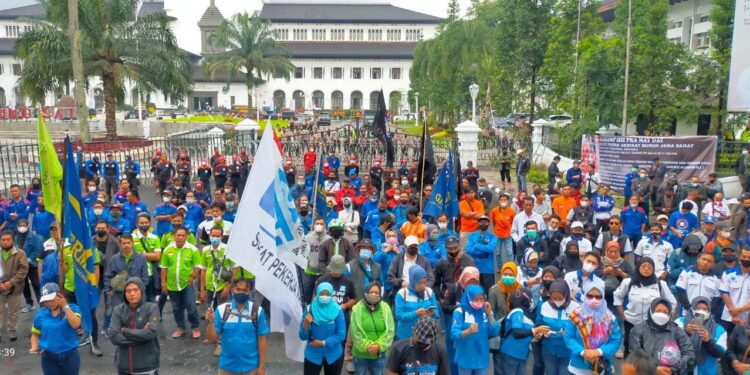 Aksi Ratusan Buruh Jabar di Depan Gedung Sate: Persiapan May Day
