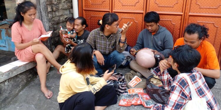 Exco Partai Buruh Jakbar Menggelar Sasatu di Kampung Terate