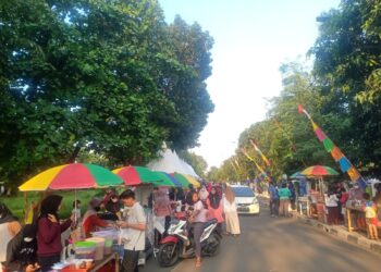 Bazar Ramadan di Depan Pelataran Taman Sena, Jakarta Utara