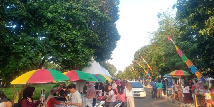 Bazar Ramadan di Depan Pelataran Taman Sena, Jakarta Utara