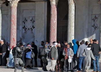 Pasukan Israel Menyerbu Kompleks Masjid Al-Aqsa: Ratusan Terluka dan Ditahan