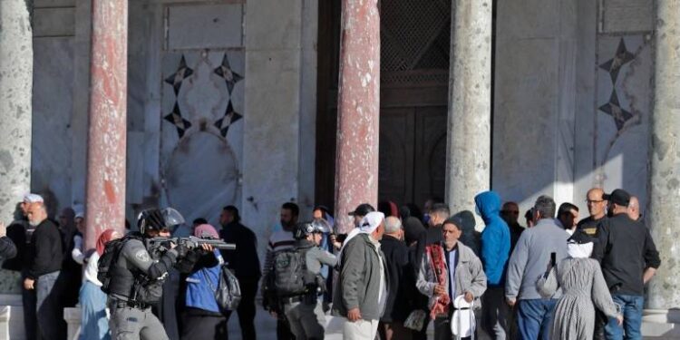 Pasukan Israel Menyerbu Kompleks Masjid Al-Aqsa: Ratusan Terluka dan Ditahan