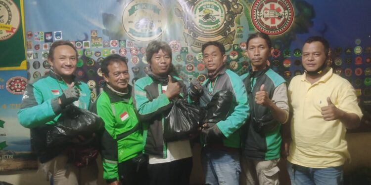 Parade.id Berbagi dan PJTR Peduli Komunitas Ojol Jakarta Utara