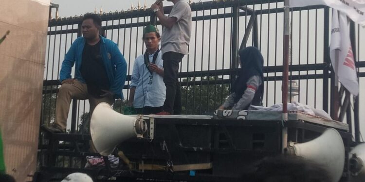 HMI-MPO Cabang Jakarta Protes Atributnya Diikutsertakan dalam Aksi KRL-KKN