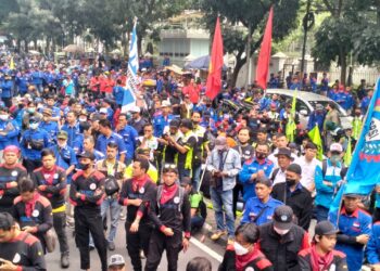 Ribuan Buruh Lintas Federasi/Konfederasi Jawa Barat Aksi di PTUN Bandung