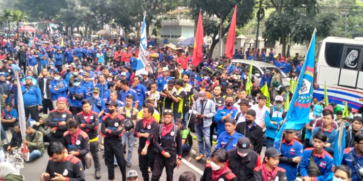 Ribuan Buruh Lintas Federasi/Konfederasi Jawa Barat Aksi di PTUN Bandung