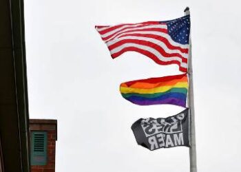 Kibarkan Bendera Gay, Sekolah di AS tak Lagi Diakui Agamis