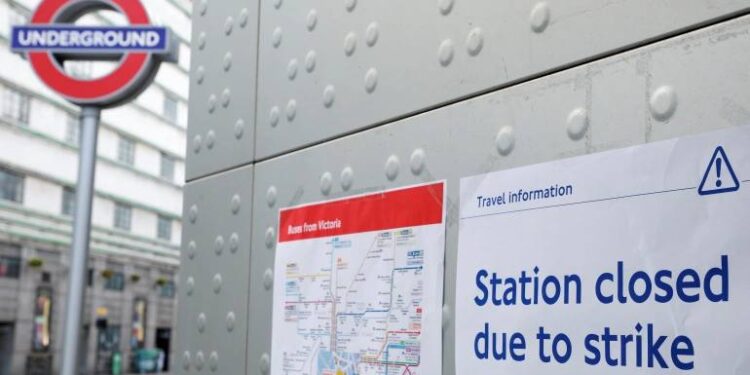 Puluhan Ribu Pekerja Kereta Api di Inggris Mogok
