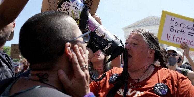 Ratusan Orang Kecam Keputusan MA Amerika soal Hak Aborsi