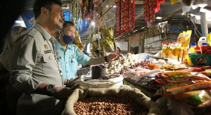 Mentan Sidak ke Pasar Pabaeng-baeng, Cek Harga Cabai dan Bawang