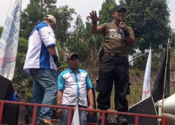 Aksi Ribuan Buruh di Kantor Bupati Bandung Barat