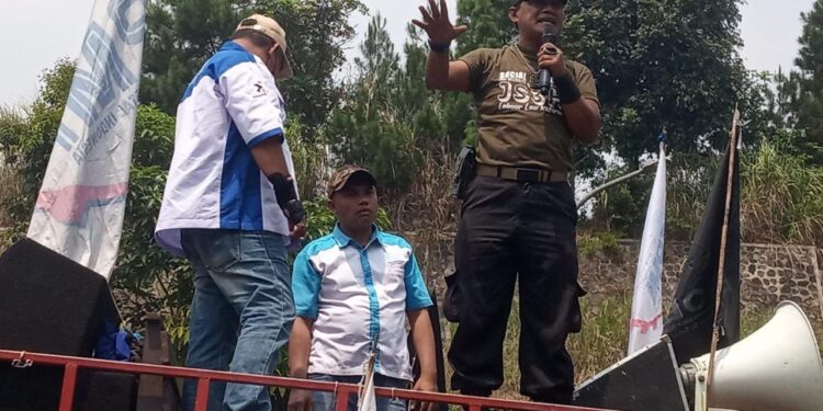 Aksi Ribuan Buruh di Kantor Bupati Bandung Barat