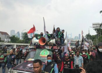 Aksi Unjuk Rasa KON di Depan Gedung DPR RI