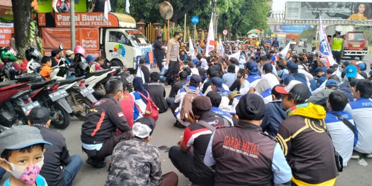 Aksi Unjuk Rasa KSPI di Wali Kota Bekasi