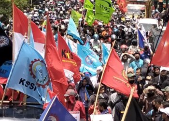 Aksi Unjuk Rasa Ribuan Massa Aliansi Buruh Kota Cimahi