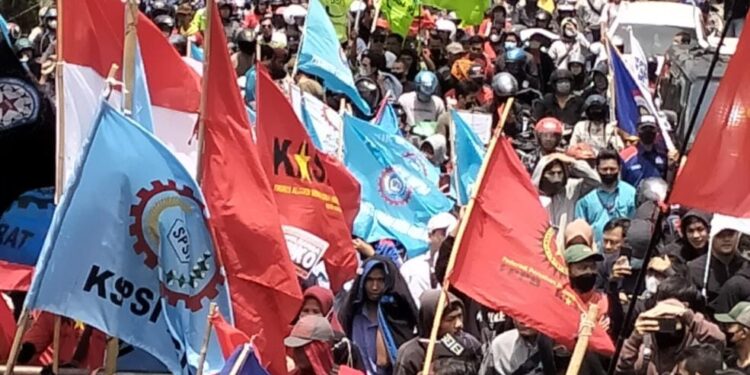 Aksi Unjuk Rasa Ribuan Massa Aliansi Buruh Kota Cimahi