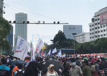 Foto: massa aksi Partai Buruh tolak kenaikan harga BBM di depan gedung DPR, Selasa (6/9/2022)