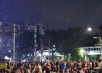 Ratusan Massa Aksi Tolak BBM di Patung Kuda Masih Bertahan