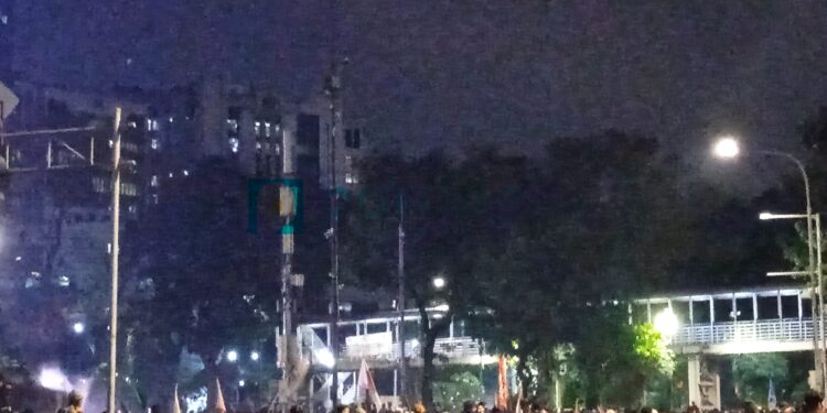 Ratusan Massa Aksi Tolak BBM di Patung Kuda Masih Bertahan