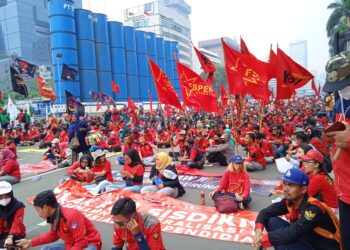 Aksi Ribuan Massa GEBRAK Tolak Kenaikan BBM di Patung Kuda