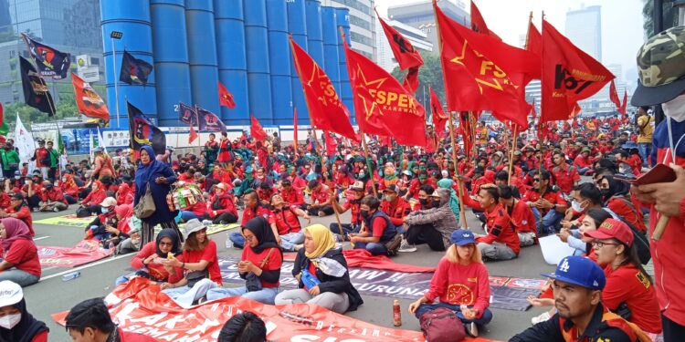 Aksi Ribuan Massa GEBRAK Tolak Kenaikan BBM di Patung Kuda